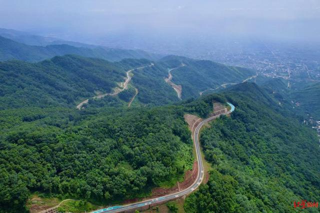 实探一条网红公路的“厕所之困”：网友反映龙门之巅1号公路厕所脏乱差，官方回应