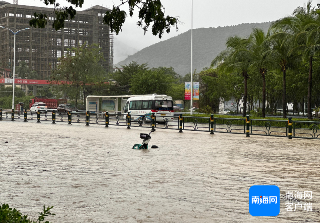 三亚教育局回应让家长暴雨天接娃