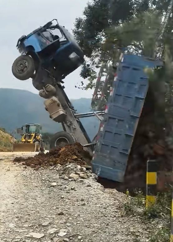 司机倒土时连人带车翻下山沟 紧急救援脱险