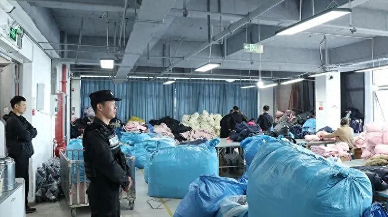 “羽绒服只要89！”警方查获假羽绒服超7万件……业内人士：可能掺了猪毛、狗毛