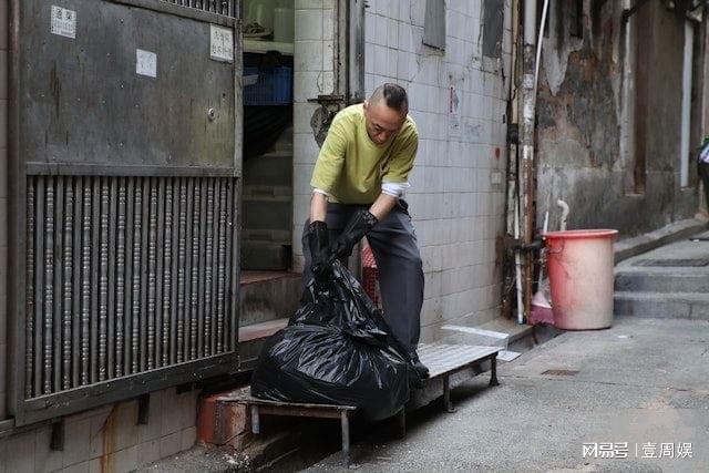 资深演员餐厅打工洗碗 日薪两三百 生活所迫转行服务员