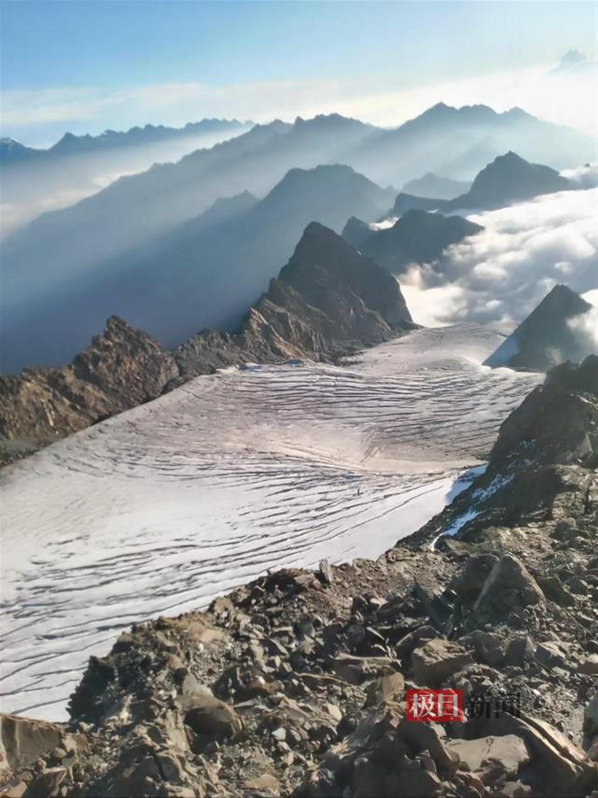 四川一海拔5000多米的网红雪山突发雪崩，2名向导被埋生死不明