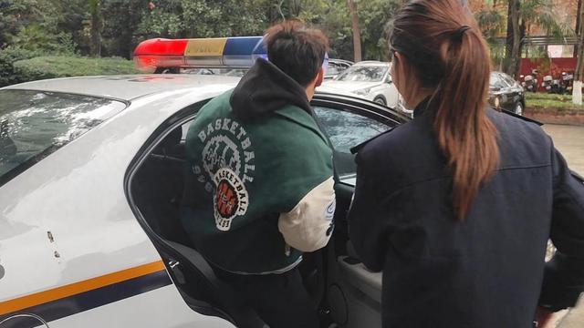 男子多次骑摩托车“翘头”炫技，成都警方：拘留